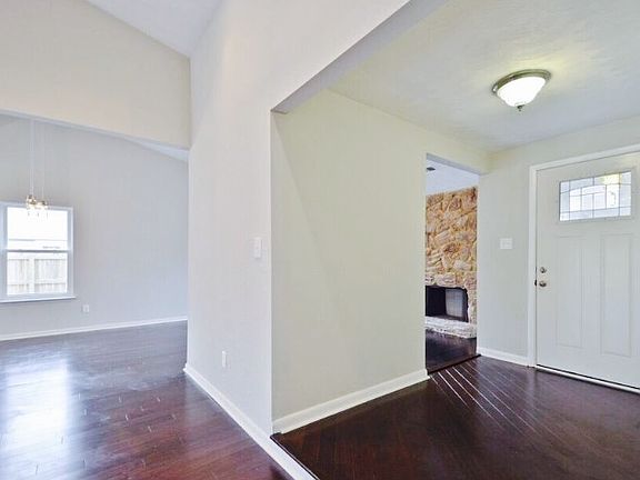 3rd image of 829 Bowling Green Trl