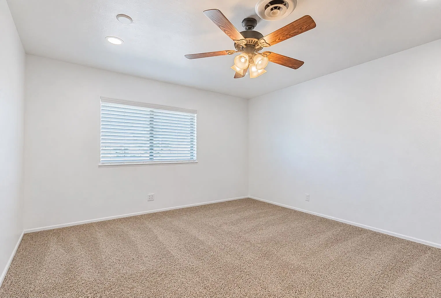 8 bed, 4898 sqft, $6,900 — Photo 3