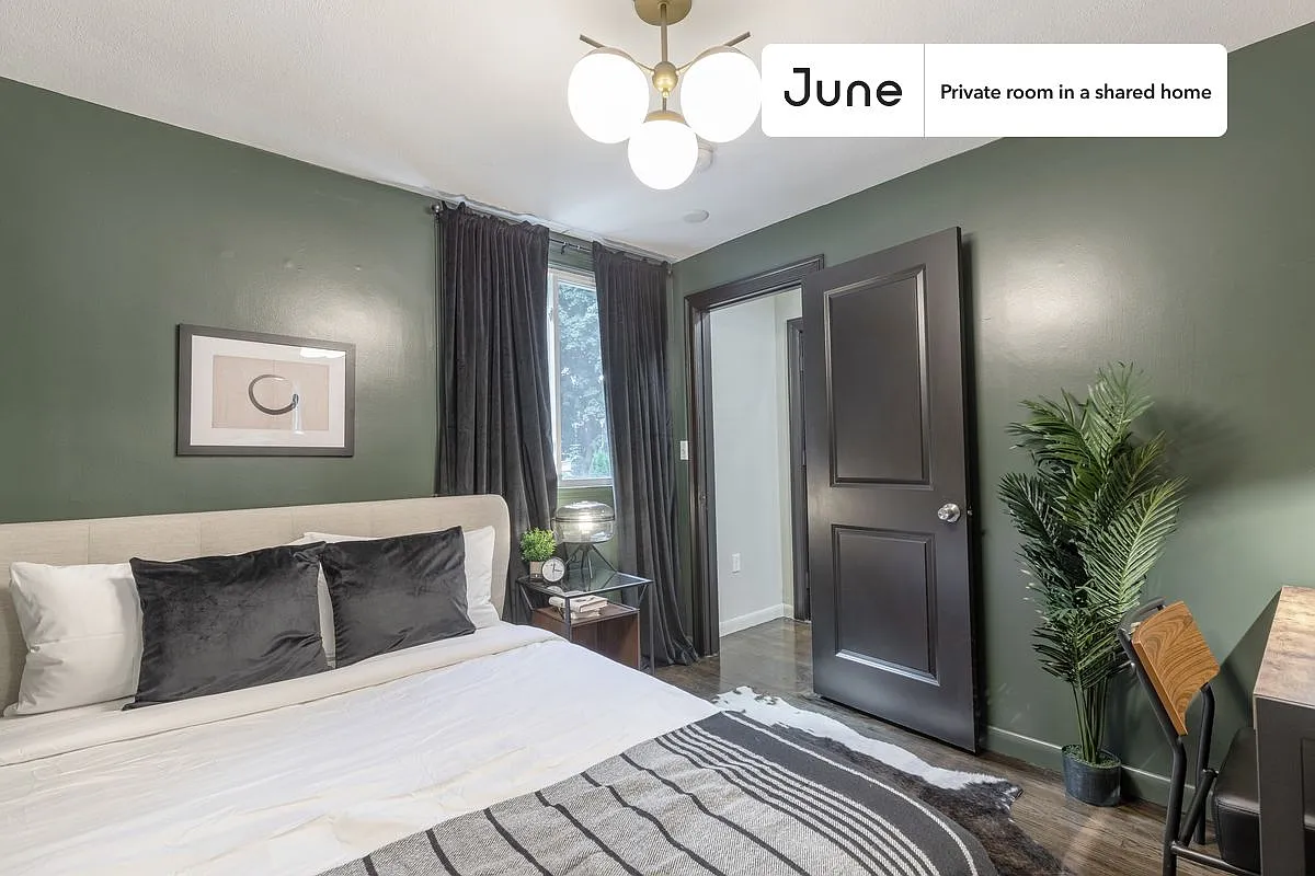 Queen bedroom in 6 bed/4 bath home in Brighton #207 A — Photo 1