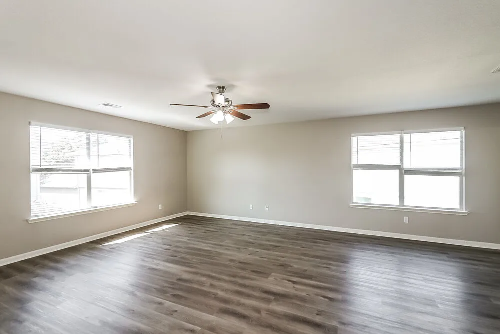 4 bed, 2.5 bath, 2920 sqft, $2,330 — Photo 4