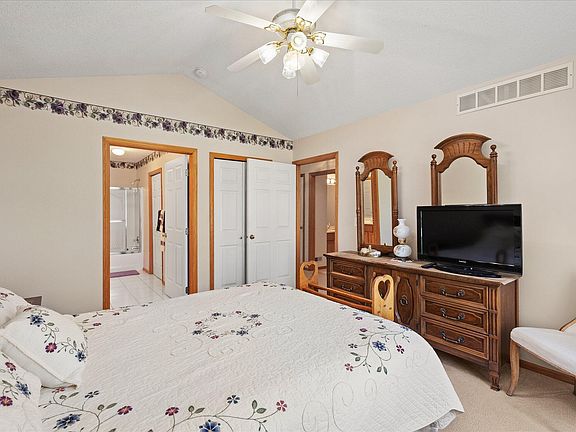 3rd image of 130 NW Georgetown Blvd Unit 2