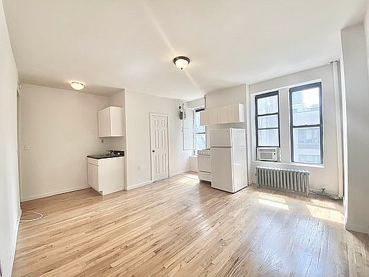 3rd image of 328 W 44th St APT 55
