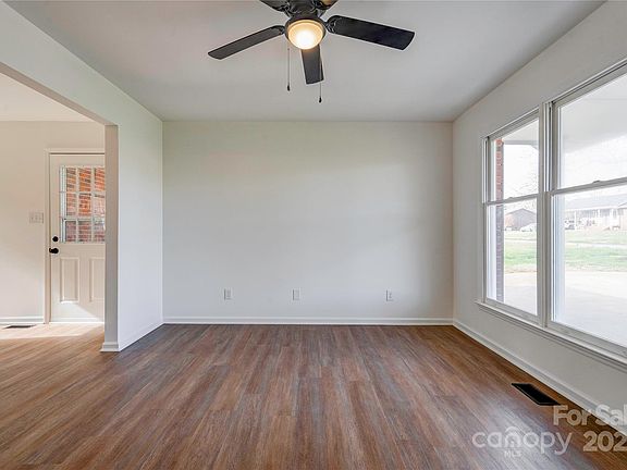 4th image of 301 Southglenn Dr