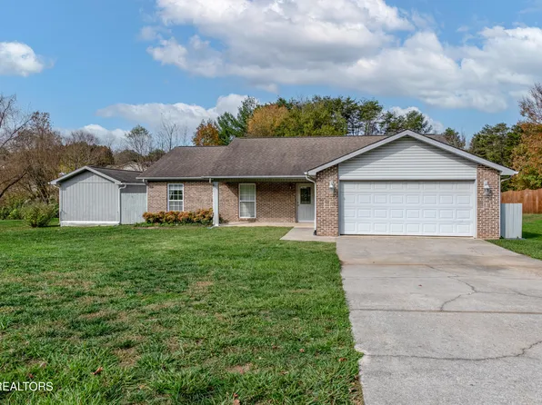 2925 Country Meadows Ln, Maryville, TN 37803
