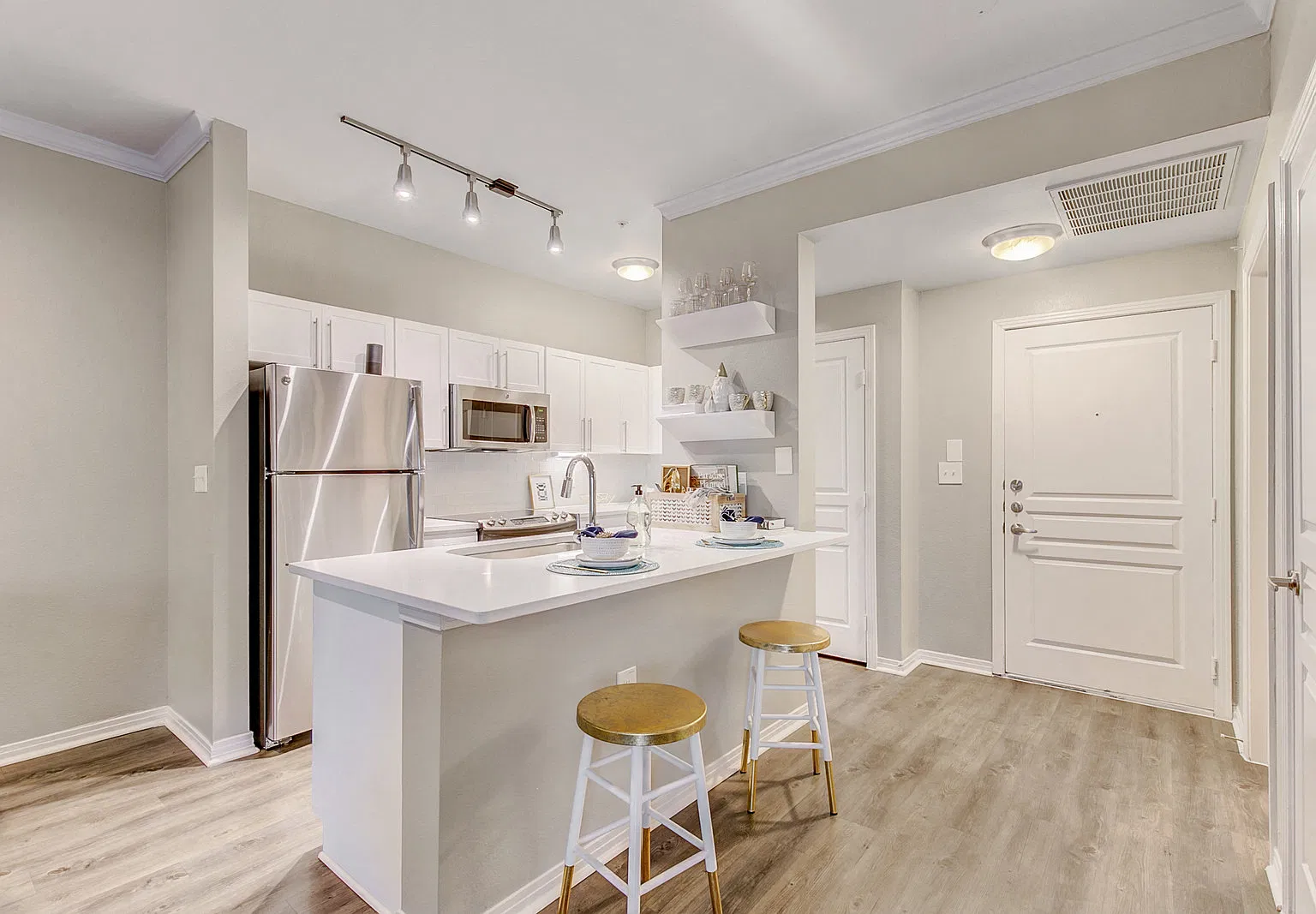 5 Mockingbird Apartments — Photo 1