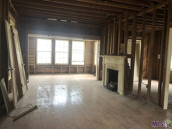 4th image of 2158 Cloverdale Ave