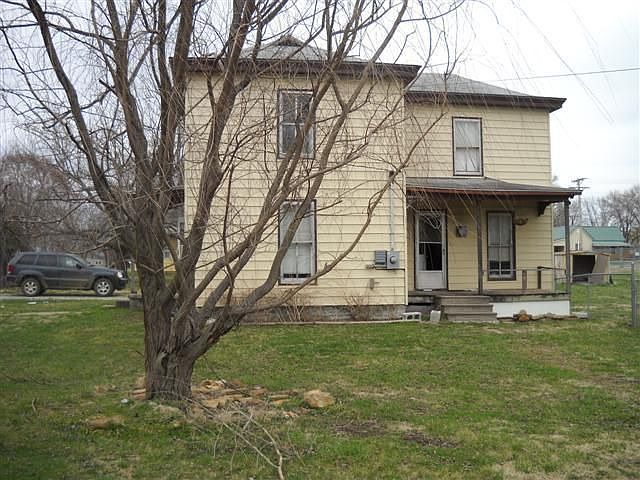1st image of 301 E 2nd St