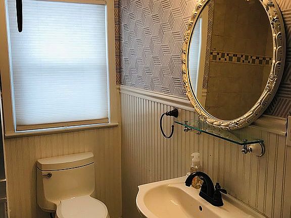 Apartment 1 Bathroom