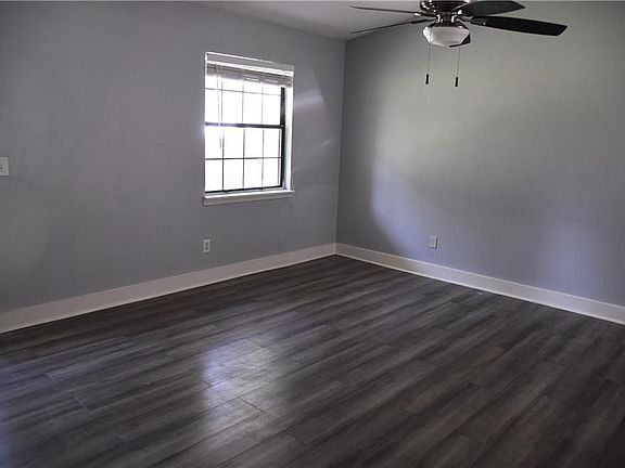 3rd image of 904 Whitehall Dr