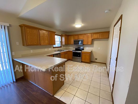 5th image of 625 S Hazelnut Ave