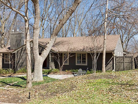3rd image of 590 Montcalm Pl
