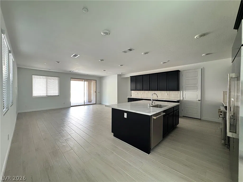 5 bed, 4.5 bath, 3210 sqft, $3,950 — Photo 4