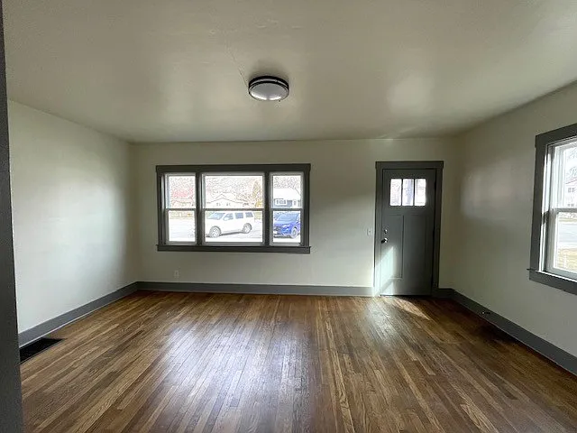220 E Chelan Ave — Photo 3