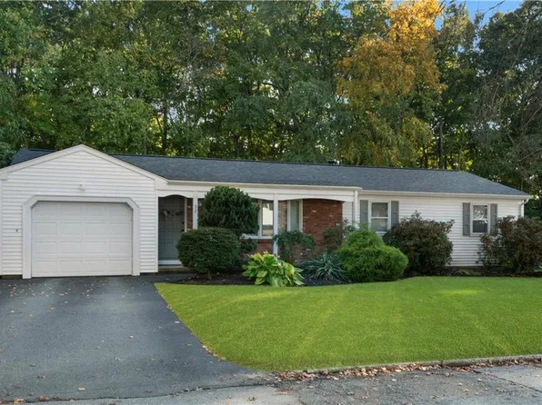 32 Rockcrest Dr, Cranston, RI 02920