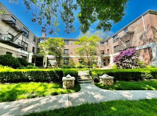 46 Terrace Cir APT 1F, Great Neck, NY 11021