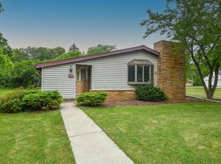 145 N Bobolink Dr, Brookfield, WI 53005