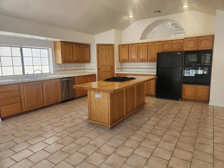 3660 Catalina Dr — Photo 8