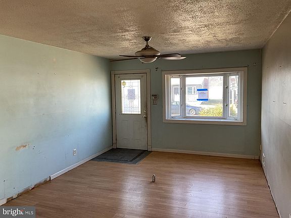 3rd image of 127 Hollywood Dr
