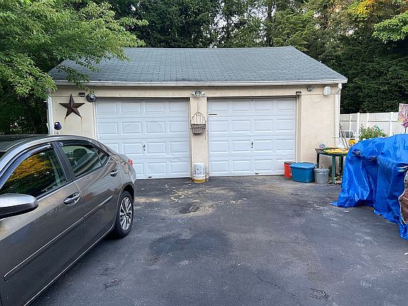 2 Car garage. 900 sqft