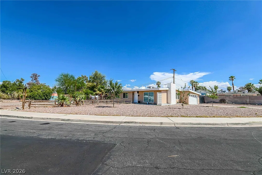 3 bed, 2.0 bath, 1212 sqft, $1,800 — Photo 2