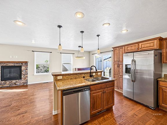 4th image of 1376 Arroyo Seco Cir