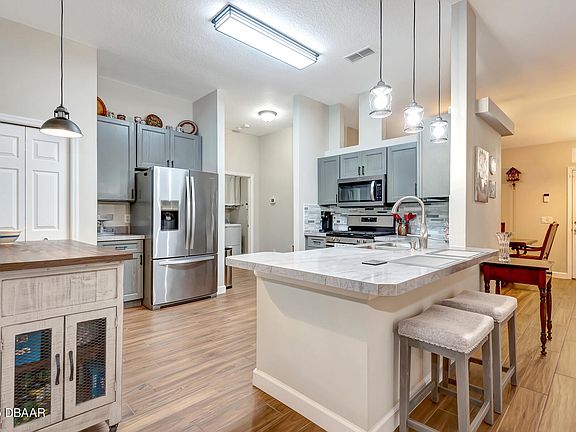 5th image of 1490 Surrey Park Dr