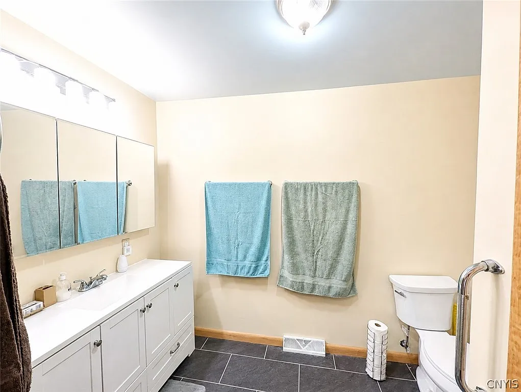 3 bed, 2.0 bath, 2335 sqft, $4,000 — Photo 4