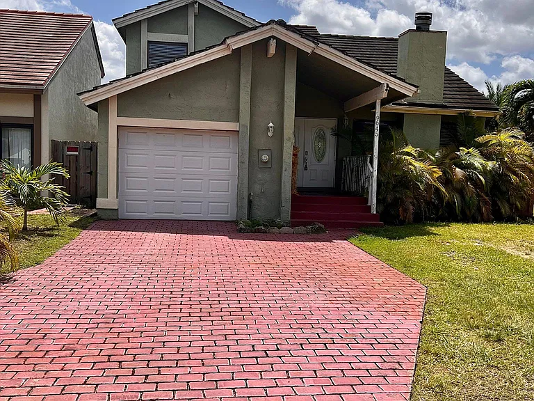 9645 SW 148th Pl — Photo 1