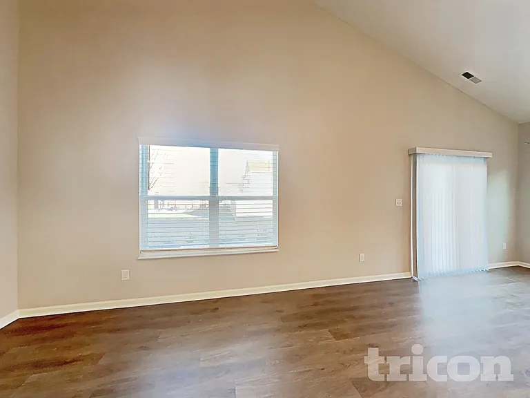 6646 Laurelwood Dr — Photo 3