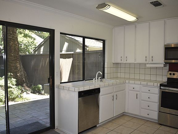 5th image of 1404 Commons Dr