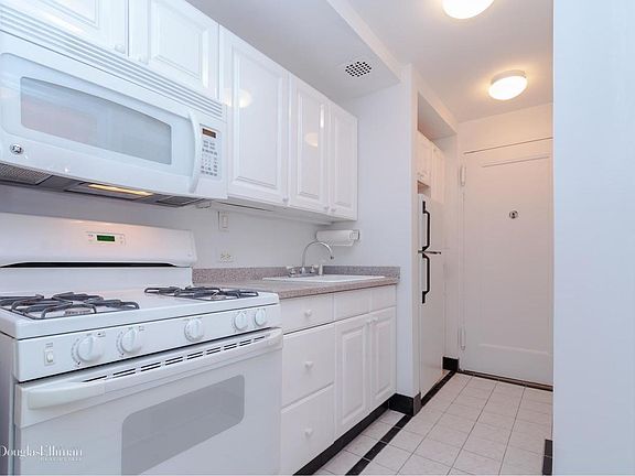 5th image of 22 Irving Pl APT 3A