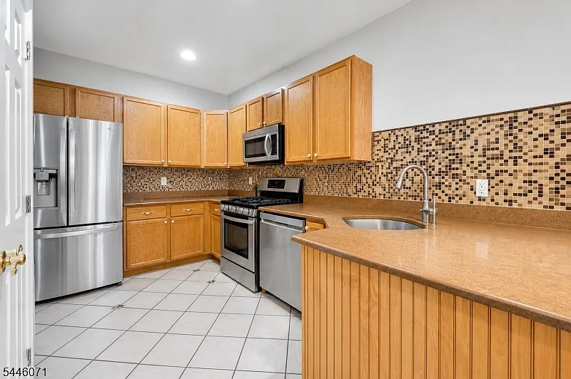 3 bed, 2.5 bath, 1719 sqft, $4,200 — Photo 4