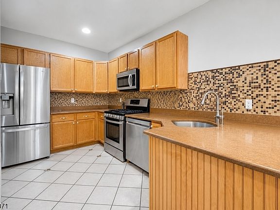 4th image of 19 Gordon Cir