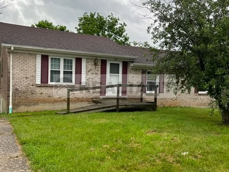 108 Oakwood Dr — Photo 1