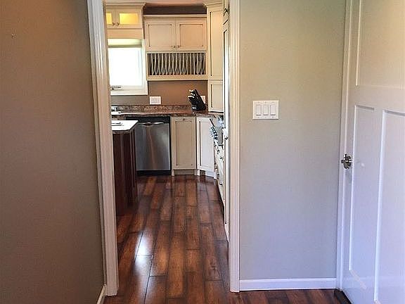 5th image of 905 E Gold St