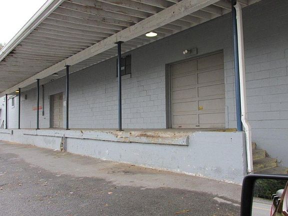 3rd image of 925 Ewart Ave