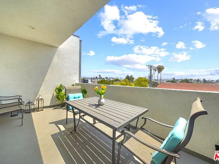 497 N Saint Andrews Pl — Photo 4