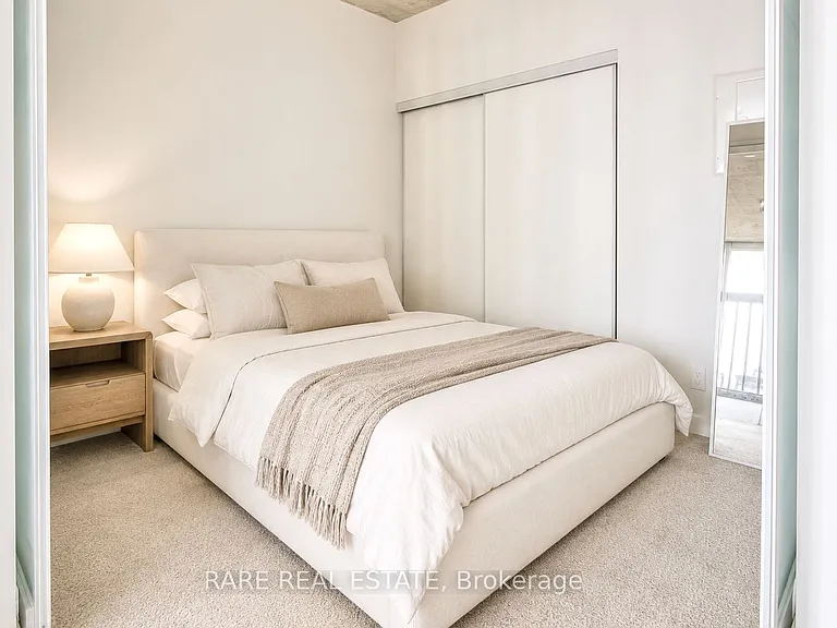 478 King St W #905 — Photo 4