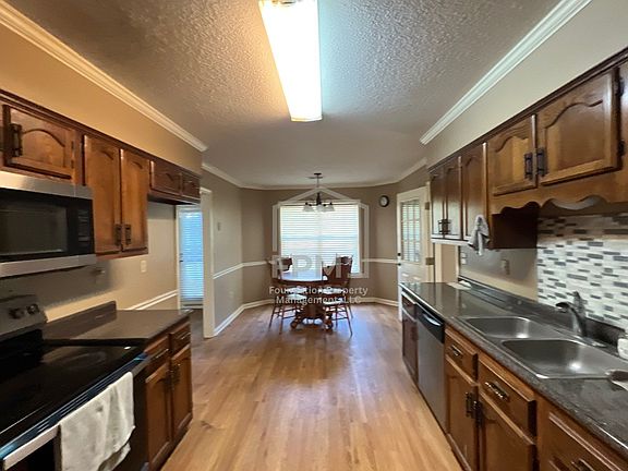 3rd image of 1095 Carriage Dr S