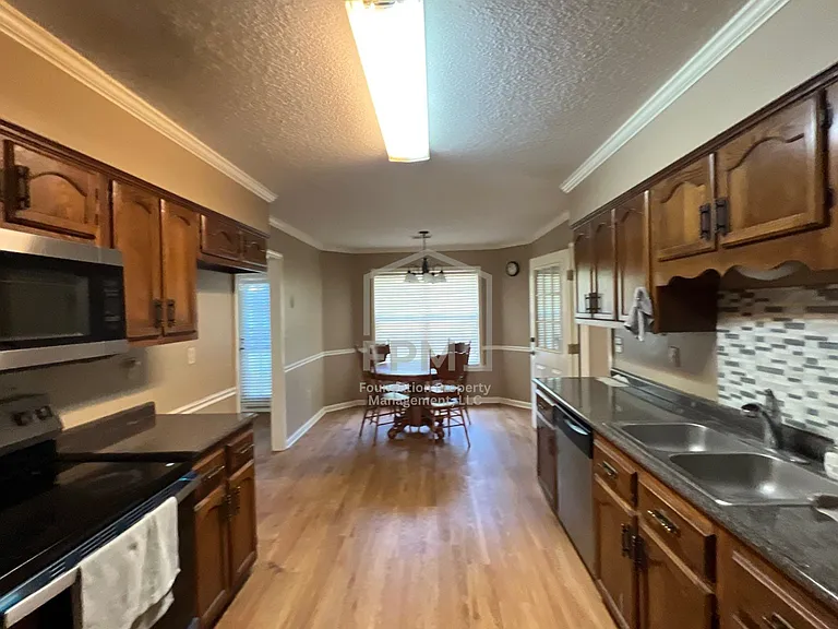 1095 Carriage Dr S — Photo 3