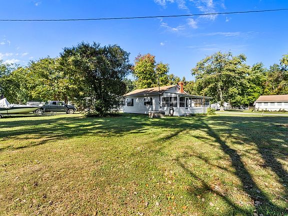 3rd image of 372 River Shore Dr
