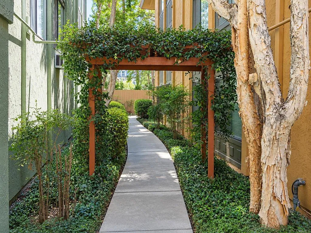 1 bed, 378 sqft, $2,100 — Photo 4