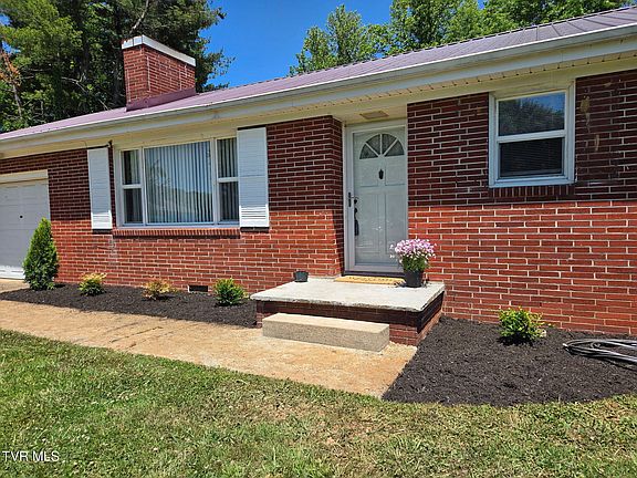 3rd image of 408 Circle Heights Dr