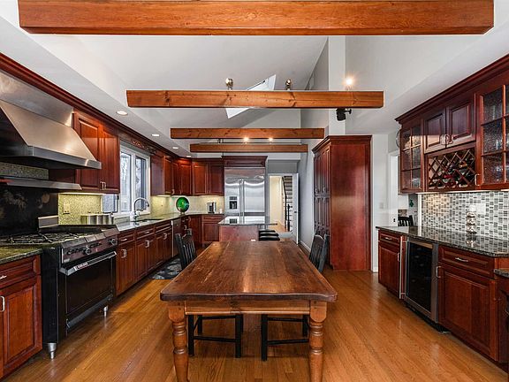 4th image of 48 Brook Farm Ln