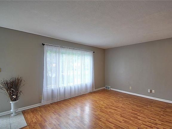 4th image of 26431 Drakefield Ave