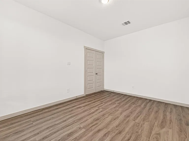 1107 Lakes Edge Ln — Photo 8