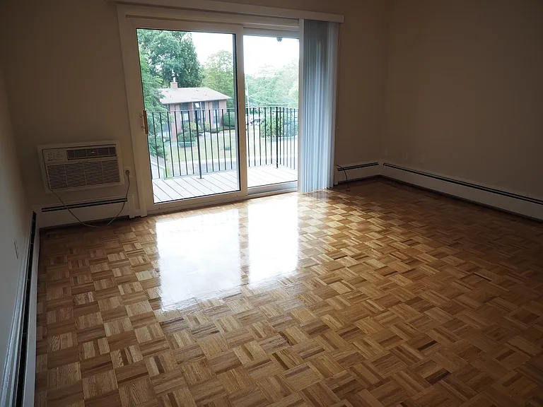 10 Longwood Dr #10 — Photo 4