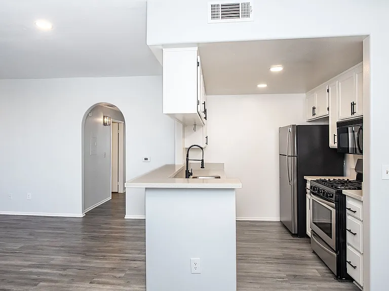 520 N Hollywood Way — Photo 5