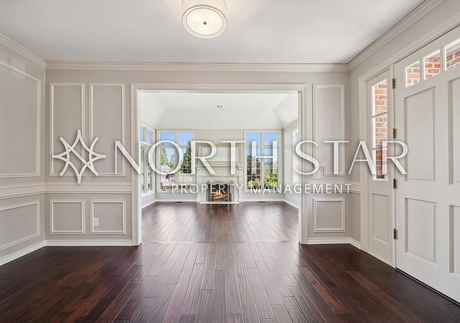 Elegant Corner-Lot Living Near Lakeridge High School — Photo 4