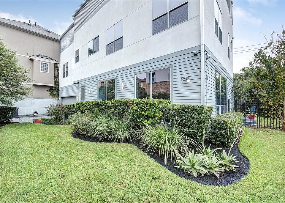 1st image of 162 Vieux Carre Dr